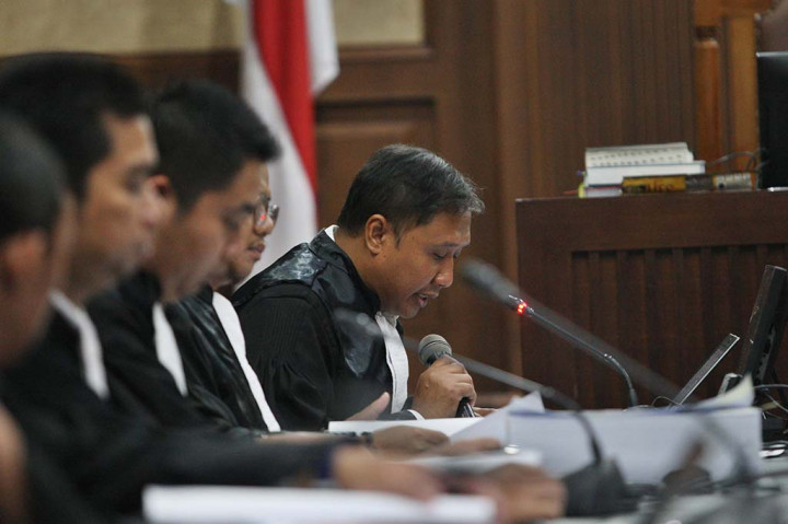 Jika tidak dibayarkan, majelis diminta memberikan restu ke jaksa untuk melakukan perampasan aset Lukas untuk dilelang. Kalau harta bendanya tidak cukup, pidana penjara terhadap mantan Gubernur Papua itu diminta ditambah