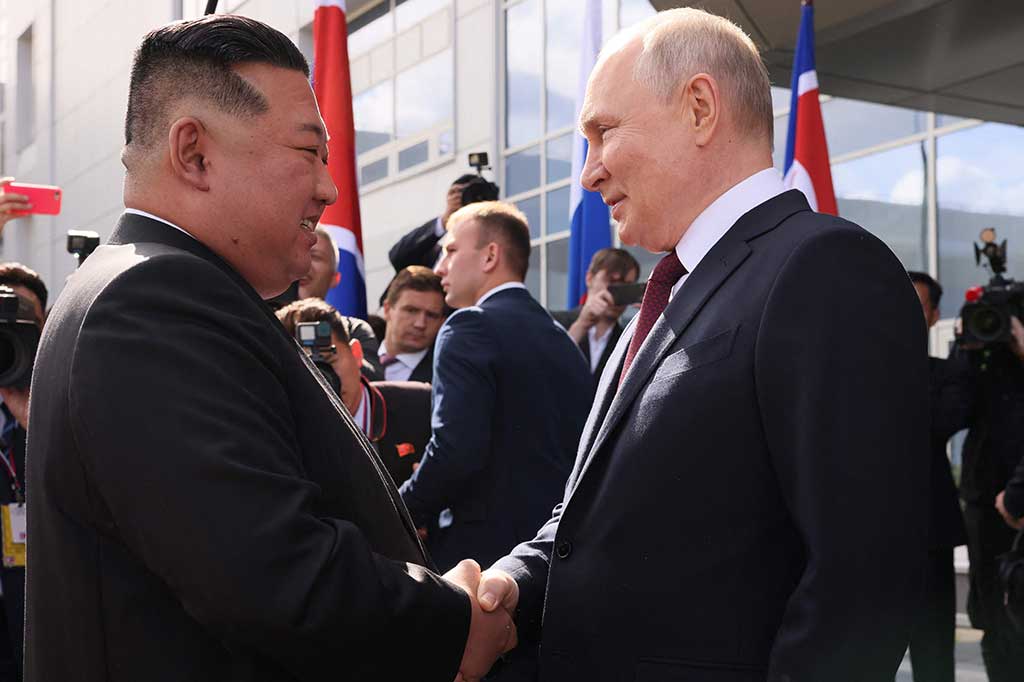 Presiden Rusia Vladimir Putin menyambut Pemimpin Korea Utara Kim Jong Un di pusat ruang angkasa Rusia pada hari Rabu, 13 September 2023.