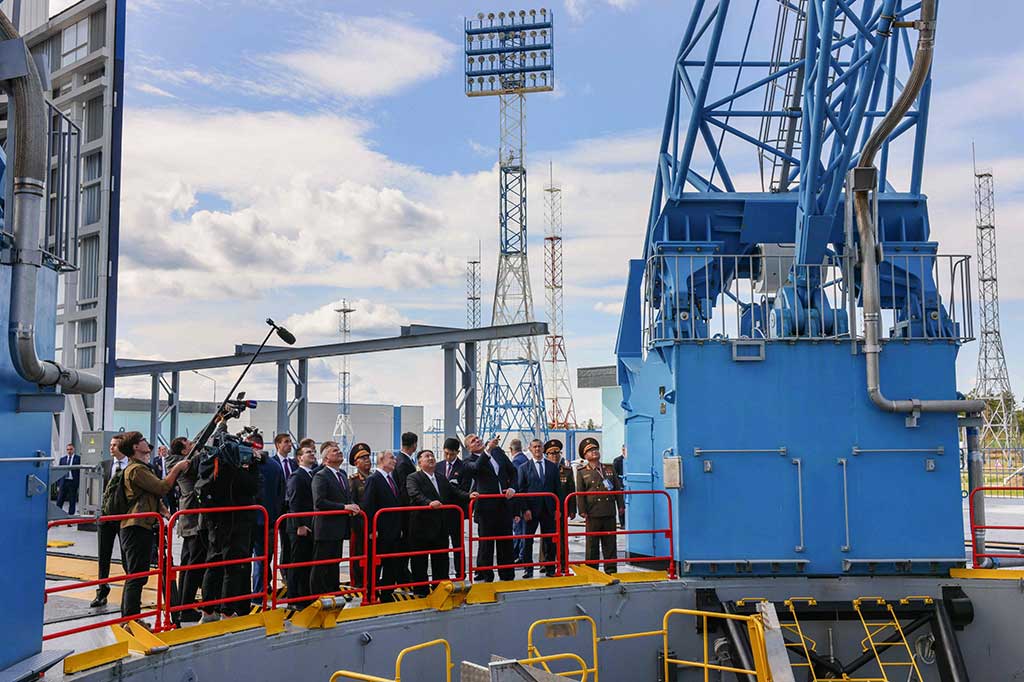 Sementara Kim berterima kasih kepada Putin karena mengundangnya untuk berkunjung, meskipun pemimpin Rusia itu memiliki jadwal sibuk, setelah sebelumnya menekankan bahwa perjalanan tersebut – perjalanan luar negeri pertamanya pascapandemi – menunjukkan bahwa Korea Utara memprioritaskan kepentingan strategis hubungan mereka dengan Rusia.