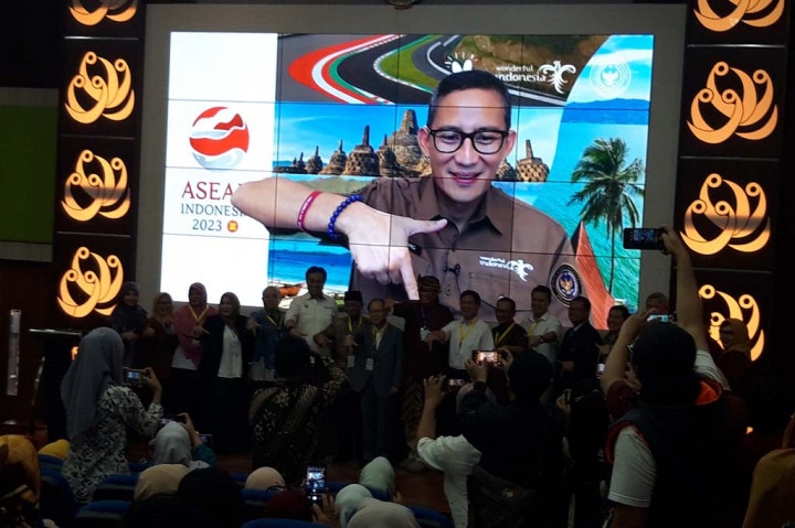 Menurut Sandiaga, selain berinovasi juga harus adaptasi dan kolaborasi. Strateginya dengan spirit gerak cepat (gercep), gerak bersama (geber) dan garap semua potensi (gaspol).