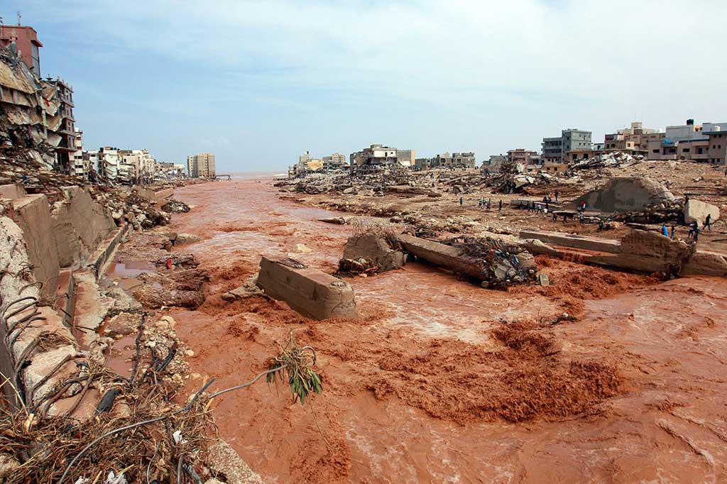 Orang-orang melihat kerusakan yang disebabkan oleh banjir besar di Derna, Libya timur, pada 11 September 2023. Banjir bandang di Libya timur menewaskan lebih dari 2.300 orang di kota pesisir Mediterania Derna saja. Sementara 10 ribu orang dikhawatirkan hilang.