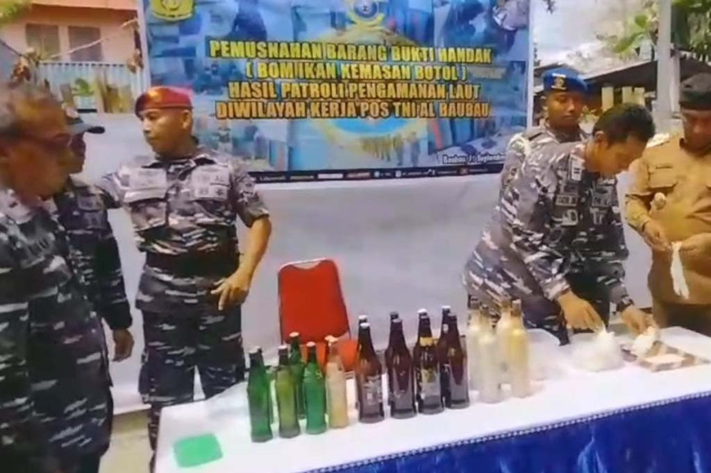 Petugas hanya berhasil mengamankan perahu milik pelaku yang ditinggalkan, serta 19 botol barang bukti bom ikan rakitan.