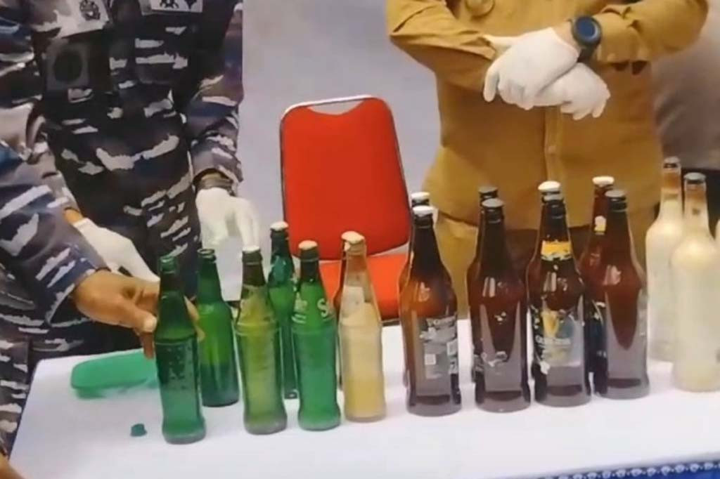 Aksi kejar-kejaran sempat terjadi antara anggota pos TNI Al dari Kota Baubau, dengan seorang nelayan yang merupakan pelaku bom ikan di perairan Desa Boneatiro barat, Kabupaten Buton, Sulawesi Tenggara.