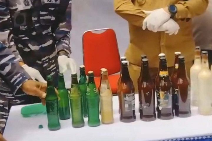 Aksi kejar-kejaran sempat terjadi antara anggota pos TNI Al dari Kota Baubau, dengan seorang nelayan yang merupakan pelaku bom ikan di perairan Desa Boneatiro barat, Kabupaten Buton, Sulawesi Tenggara.