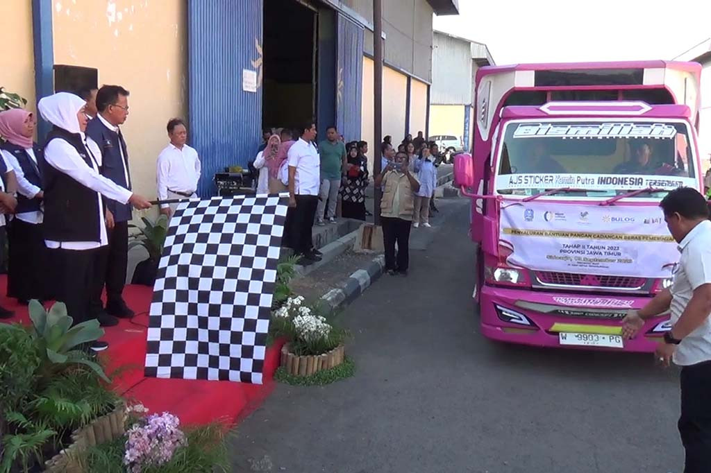 Beras bantuan tersebut diangkut delapan unit truk untuk didistribusikan ke sejumlah wilayah. Beras bantuan yang diberangkatkan tersebut adalah bagian dari total 102 ribu ton beras yang akan didistribusikan.