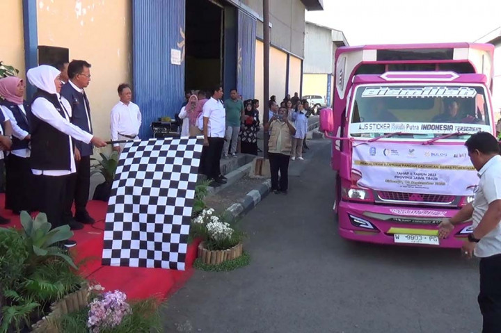 Beras bantuan tersebut diangkut delapan unit truk untuk didistribusikan ke sejumlah wilayah. Beras bantuan yang diberangkatkan tersebut adalah bagian dari total 102 ribu ton beras yang akan didistribusikan.