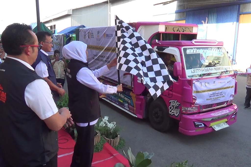 Menurut Khofifah sebenarnya ada 3,4 juta penerima manfaat bantuan beras tersebut. Namun yang 200 ribu keluarga masih dalam proses verifikasi. Dia berharap proses verifikasi bisa segera selesai sehingga masyarakat bisa mendapatkan bantuan beras.