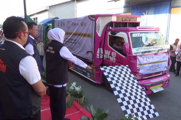 Gubernur Jawa Timur Khofifah Indar Parawansa memberangkatkan bantuan beras untuk masyarakat tahap kedua dari Pergudangan Beras Bulog di Desa Banjar Kemantren Kecamatan Buduran Kabupaten Sidoarjo, Rabu, 13 September 2023.