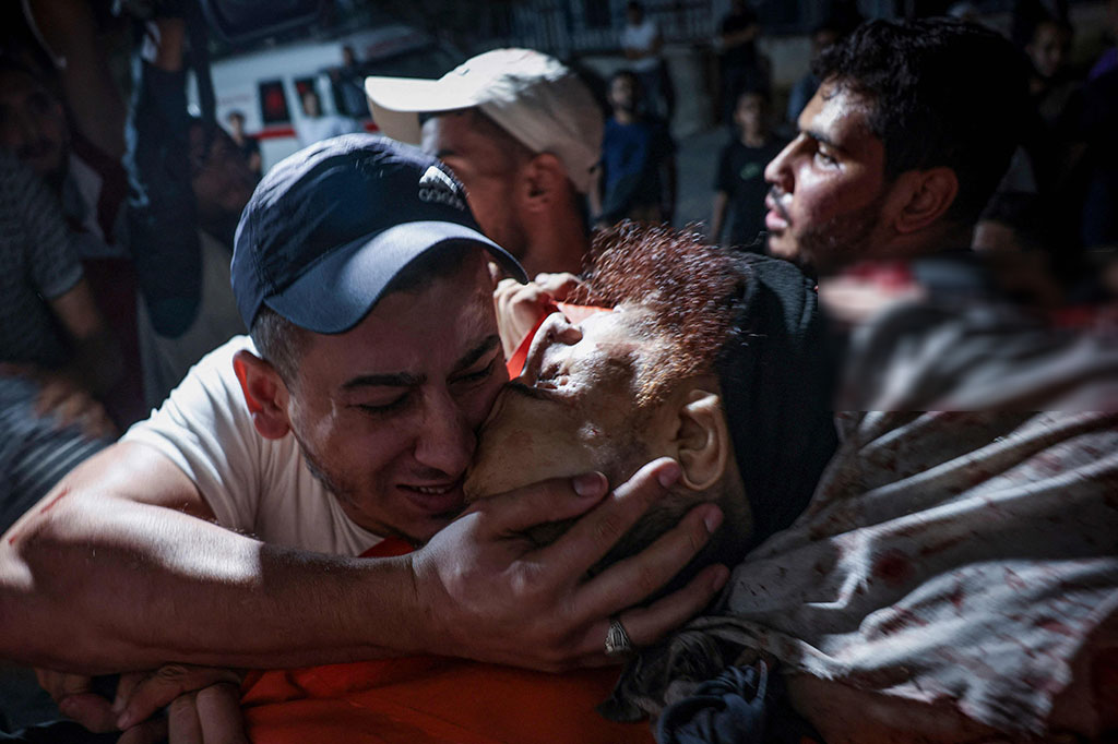 Seorang jurnalis AFP melihat setidaknya tiga jenazah dibawa ke rumah sakit ketika ambulans membawa korban di tengah kerumunan orang yang berkumpul untuk memeriksa nasib keluarga mereka.