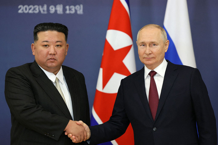 Presiden Rusia Vladimir Putin dan pemimpin Korea Utara Kim Jong Un mengadakan pembicaraan di sebuah pusat antariksa di timur jauh Rusia, Rabu, 1Paste3 September 2023. Pertemuan keduanya salah satunya membahas kemungkinan pengiriman warga Korea Utara ke luar angkasa.