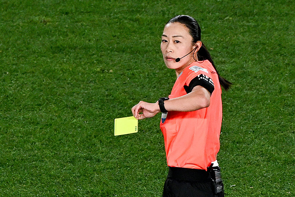 “Untuk pertama kalinya, ofisial pertandingan wanita siap melakukan debut mereka di kompetisi tim nasional putra paling bergengsi di Asia,” kata Konfederasi Sepak Bola Asia (AFC) dalam sebuah pernyataan.