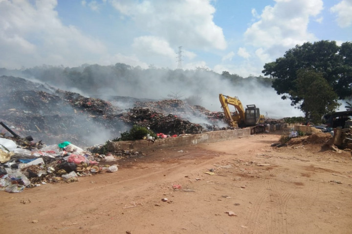 Kepulan asap pun menurut dia masih menyelimuti sekitar lokasi, hal ini tentu saja menyebabkan kualitas udara di sekitar buruk.
