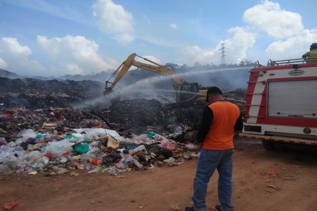 Memasuki hari ke-11 paska terbakarnya sampah di Tempat Pembuangan Akhir (TPA) Gunung Sadai Kabupaten Belitung belum juga bisa di padamkan. Kamis, 14 September 2023.