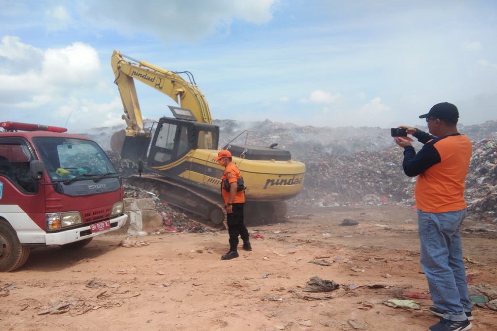 Kepala Badan Penanggulangan Bencana Daerah (BPBD) Provinsi Bangka Belitung. Mikron Antariksa mengatakan api yang membakar tumpukan sampah di TPA belitung masih menyala.