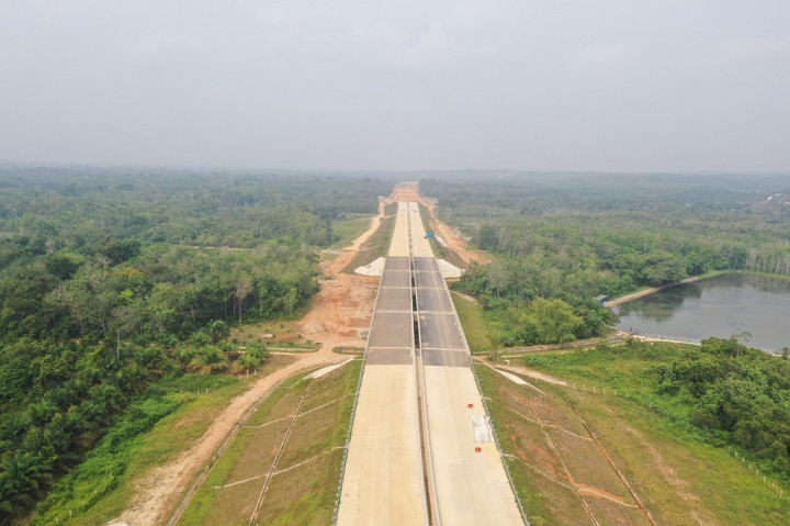 Dalam pembangunannya, ruas ini melalui kontur eksisting yang ekstrim berupa lembah dengan kedalaman 30 meter dan panjang 500 meter sehingga diperlukan bangunan jembatan. Direktur Operasi III PT Hutama Karya (Persero) Koentjoro mengatakan dengan kondisi tersebut, sebelumnya telah dilakukan berbagai kajian atas tipe jembatan.