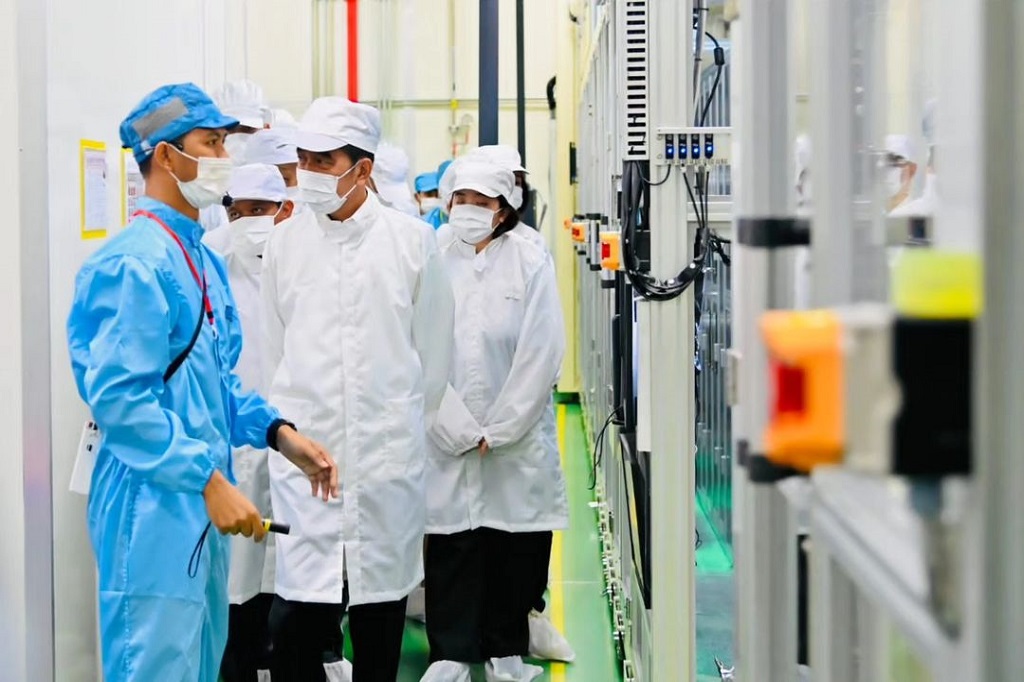 “Rantai pasok global bisa kita masuki di situlah nantinya ketergantungan negara lain terhadap baterai sel kita, ketergantungan negara lain terhadap EV baterai kita di situ,” imbuh Presiden.