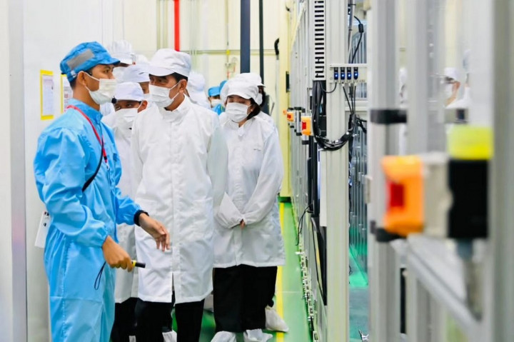 “Rantai pasok global bisa kita masuki di situlah nantinya ketergantungan negara lain terhadap baterai sel kita, ketergantungan negara lain terhadap EV baterai kita di situ,” imbuh Presiden.