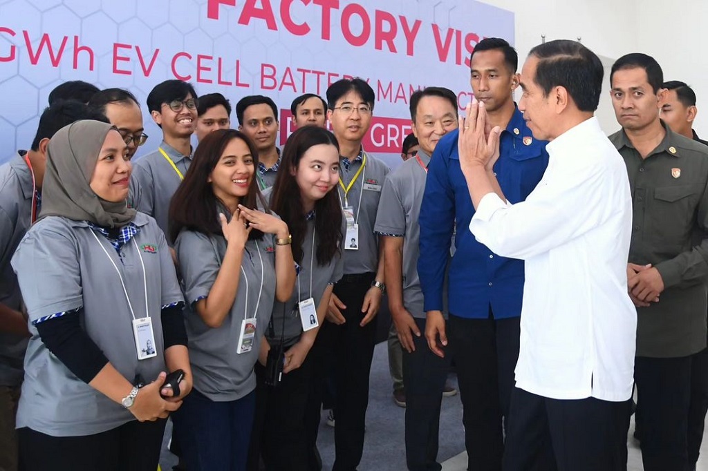 Presiden Joko Widodo meninjau langsung pabrik baterai mobil listrik PT Hyundai LG Industry (HLI) Green Power di Kabupaten Karawang, Provinsi Jawa Barat, pada Kamis, 14 September 2023. Pabrik tersebut merupakan pabrik sel baterai pertama dan terbesar di Asia Tenggara yang akan mulai berproduksi pada awal tahun depan.