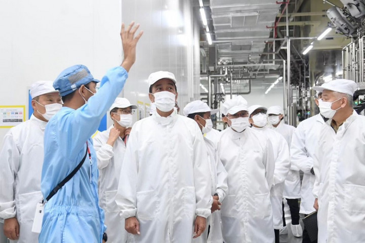 Menurut Presiden, pabrik tersebut merupakan bagian dari pembangunan ekosistem besar kendaraan listrik (EV) yang digaungkan pemerintah. Dengan terbangunnya ekosistem besar tersebut, diharapkan Indonesia bisa masuk ke rantai pasok global kendaraan listrik.