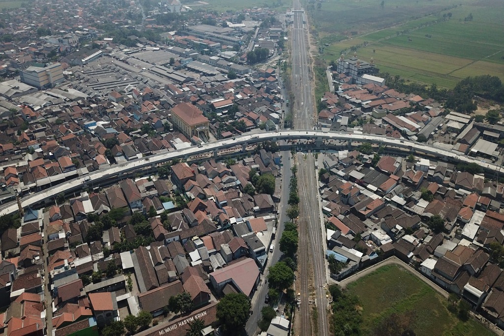 Dua proyek megah Pemerintah Kabupaten Sidoarjo saat ini masih dikebut pengerjaannya. Flyover pengganti jalur perlintasan langsung (JPL) 64 Krian progresnya sudah mencapai 83 persen, sementara flyover JPL 79 Tarik progres pengerjaannya sudah mencapai 76 persen.