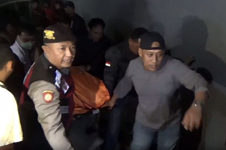  Seorang pria di Kabupaten Jombang, Jawa Timur, tewas ditembak dan hantam palu tetangga sendiri. Diduga, korban dan pelaku sebelumnya sempat terlibat cekcok hingga berujung pembunuhan.