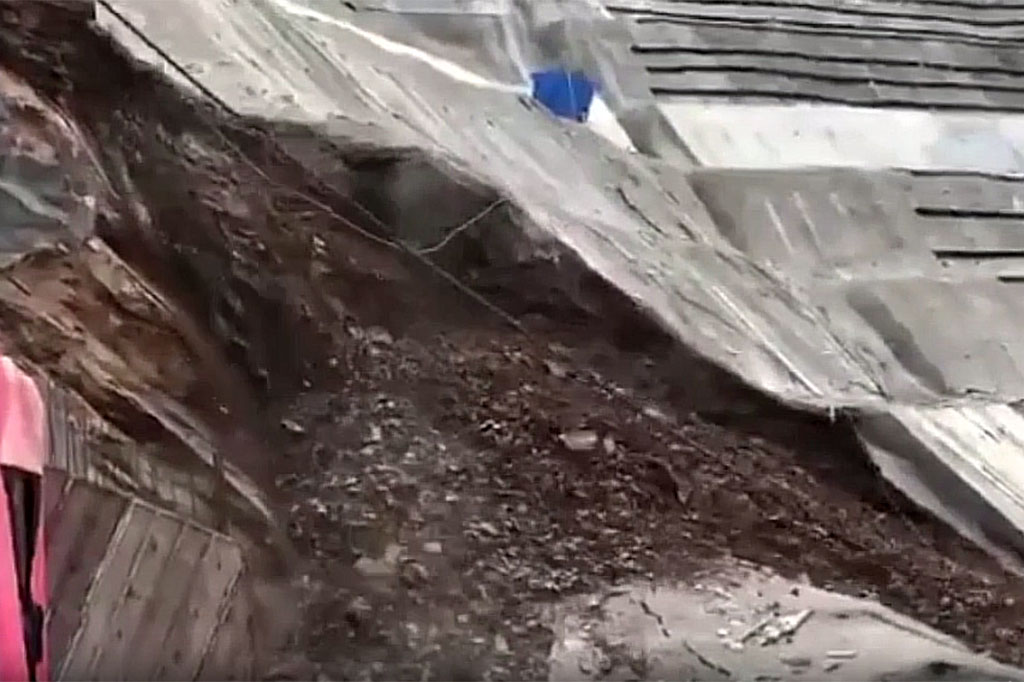 Akibatnya, pengerjaan proyek yang menelan APBN Rp1,5 Triliun ini terhenti. Padahal, Bendungan Ameroro ini akan diresmikan Presiden Joko Widodo usai pengerjaan proyek ini diperkirakan rampung pada 2023 tahun ini.