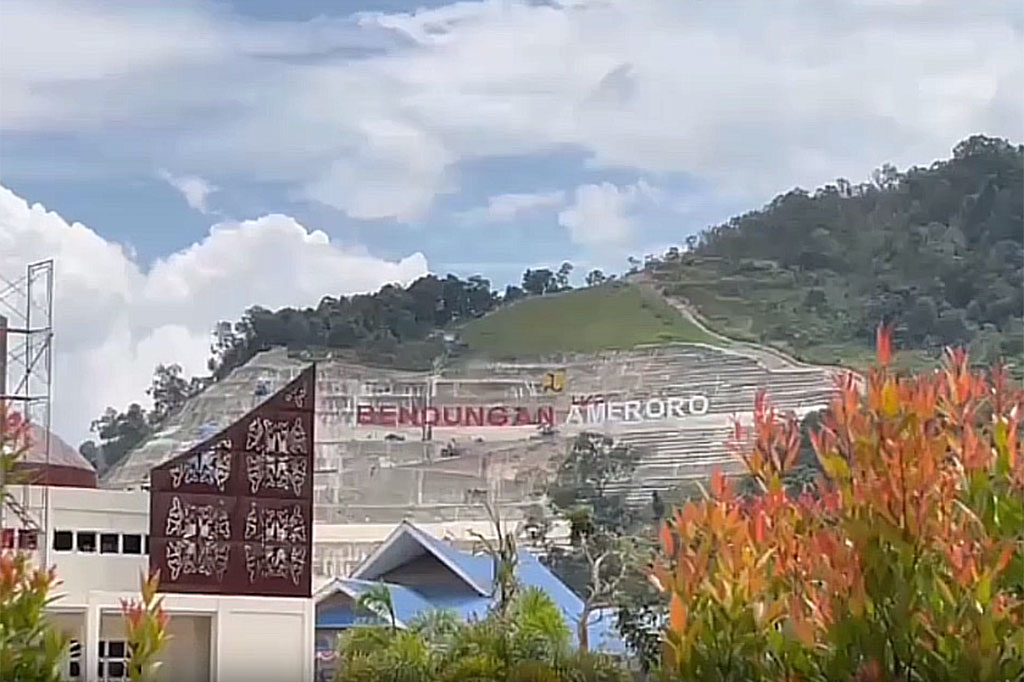 Kepala Proyek PT HK, Herdy Setiawan menjelaskan, longsoran terjadi di sisi kiri,  bukan pada areal badan utama bendungan. Menurutnya, areal sisi kiri bendungan masih dalam proses pengerjaan galian untuk struktur spil way atau bangunan pelimpah.