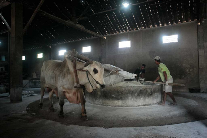 Di pabrik tersebut hampir semua peralatan yang digunakan masih tradisional dengan tenaga manusia dan hewan sebagai penggeraknya. Seperti alat penggiling tepung berupa batu silinder seberat 1 ton, ditarik dengan menggunakan tenaga sapi, oven untuk memasak adonan yang menggunakan tungku semen dan kayu sebagai bahan bakarnya. Begitu juga tenaga matahari yang dimanfaatkan untuk proses pengeringan.