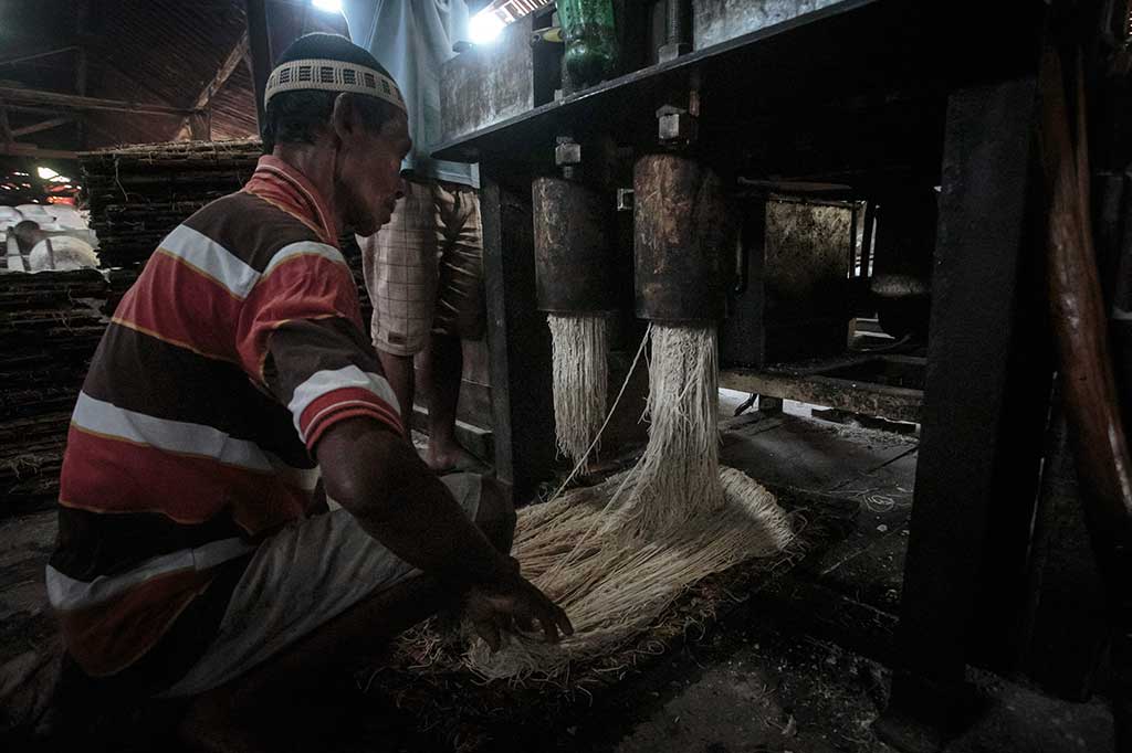 Sedangkan pada alat pres pencetak mie, dahulu menggunakan tenaga manusia, saat ini telah digantikan tenaga mesin yang membuatnya menjadi lebih efesien.