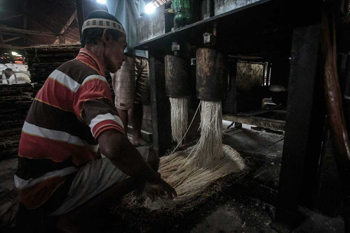Sedangkan pada alat pres pencetak mie, dahulu menggunakan tenaga manusia, saat ini telah digantikan tenaga mesin yang membuatnya menjadi lebih efesien.
