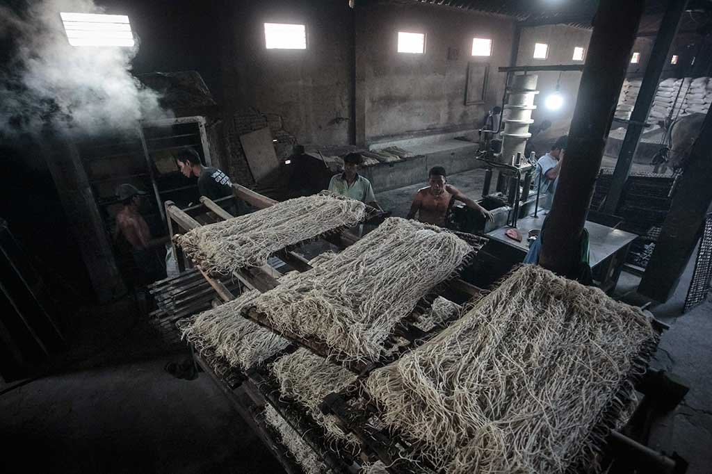 Proses pengerjaan mie tersebut dilakukan secara bertahap, dimulai dengan tepung tapioka dan tepung beras yang dicampur dan digiling dengan bantuan seekor sapi. Tepung kemudian di masukkan ke dalam oven. Proses pengerjaan tersebut masih berlanjut dengan proses penggilingan kembali hingga di pres menjadi lilitan-lilitan mie dan dijemur.