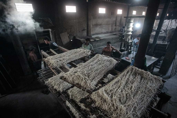 Proses pengerjaan mie tersebut dilakukan secara bertahap, dimulai dengan tepung tapioka dan tepung beras yang dicampur dan digiling dengan bantuan seekor sapi. Tepung kemudian di masukkan ke dalam oven. Proses pengerjaan tersebut masih berlanjut dengan proses penggilingan kembali hingga di pres menjadi lilitan-lilitan mie dan dijemur.