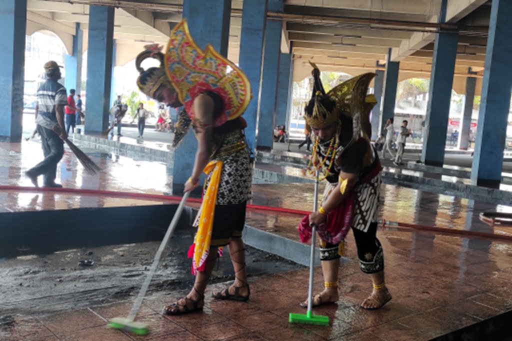 Dua peraga tokoh wayang Gatotkaca bersama puluhan anggota komunitas Terminal Bus Tirtonadi terlihat sigap membersihkan lorong lorong bus di terminal terbesar d Jateng yang ada di Kota Solo tersebut, Jumat, 15 September 2023.