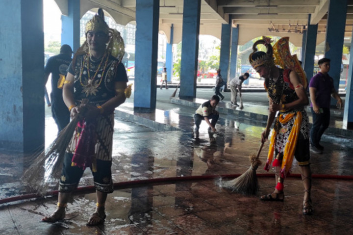 Koordinator Satuan Pelayanan Terminal Tirtonadi, Bandiyono, mengungkapkan, gerakan gotong-royong membersihkan lingkungan terminal ini sebagai kegiatan rutin Jumat Bersih yang menjadi program Pemkot Solo.