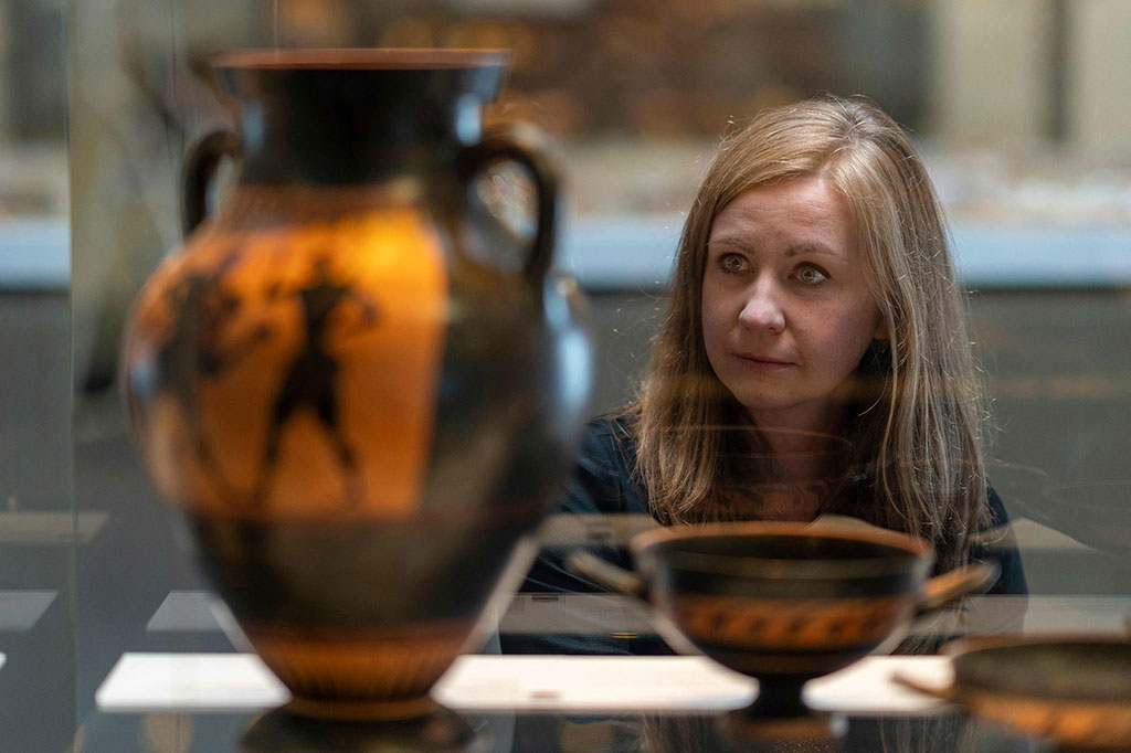 Karya-karya jarahan yang ditemukan di museum klasik universitas termasuk amphora berusia sekitar 2.500 tahun yang menggambarkan tokoh pahlawan Yunani Heracles melawan mitos singa Nemea.