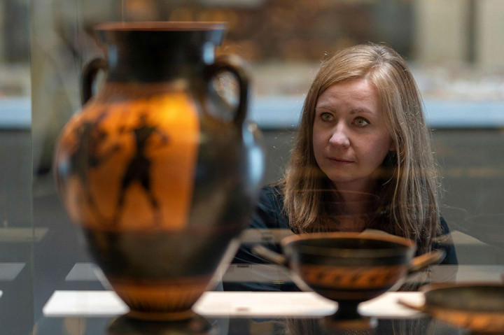 Karya-karya jarahan yang ditemukan di museum klasik universitas termasuk amphora berusia sekitar 2.500 tahun yang menggambarkan tokoh pahlawan Yunani Heracles melawan mitos singa Nemea.