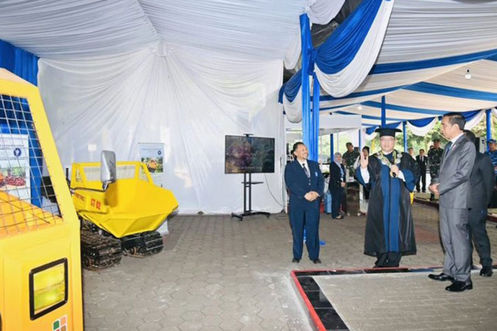 Oleh sebab itu, Presiden menyambut baik perluasan disiplin ilmu dari IPB untuk mengembangkan ekosistem pangan, serta intervensi teknologi canggih, bahkan kecerdasan buatan hingga sistem robotik.