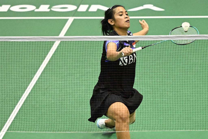 Atlet bulu tangkis tunggal putri Indonesia Gregoria Mariska Tunjung berusaha mengembalikan kok ke arah lawannya Carolina Marin (Spanyol) pada babak perempat final turnamen Hong Kong Open 2023.