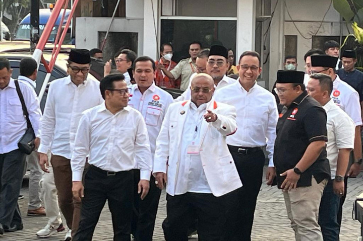 Keduanya tiba sekitar pukul 16.55 WIB. Anies dan Cak Imin kompak menggunakan baju putih.  Kedatangan Anies dan Cak Imin disambut Sekjen PKS Aboe Bakar Al-Habsy diiringi dengan alunan marawis dan salawat.