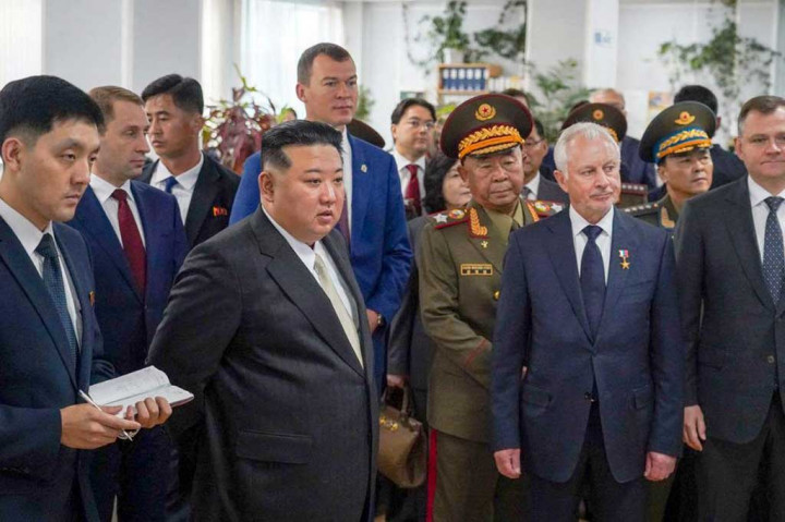 “Kami melihat potensi kerja sama baik di bidang manufaktur pesawat terbang maupun industri lainnya,” kata Wakil Perdana Menteri Rusia Denis Manturov usai mendampingi Kim berkeliling pabrik.