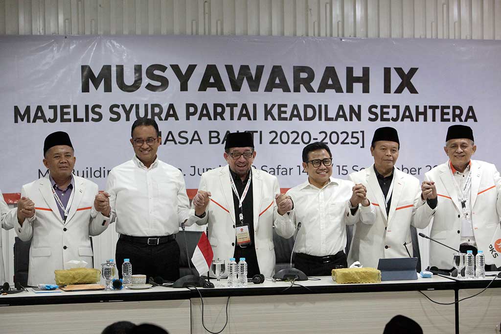Pasangan bakal calon presiden dan bacawapres Koalisi Perubahan untuk Persatuan Anies Baswedan (kedua kiri) dan Muhaimin Iskandar (kedua kanan) bersama dengan Ketua Majelis Syuro PKS Salim Segaf Al Jufri (tengah), dan anggota majelis syuro menyatukan tangan usai sidang majelis syuro di Kantor DPP PKS, Jakarta, 15 September 2023 malam. PKS menyatakan mendukung duet Anies-Cak Imin untuk maju ke Pilpres 2024.