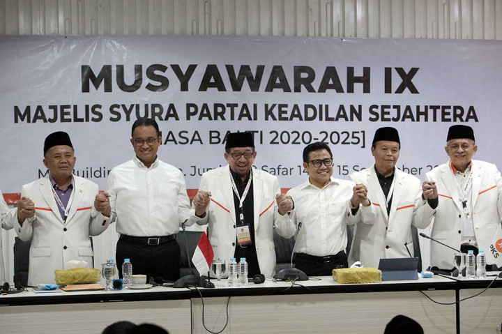 Pasangan bakal calon presiden dan bacawapres Koalisi Perubahan untuk Persatuan Anies Baswedan (kedua kiri) dan Muhaimin Iskandar (kedua kanan) bersama dengan Ketua Majelis Syuro PKS Salim Segaf Al Jufri (tengah), dan anggota majelis syuro menyatukan tangan usai sidang majelis syuro di Kantor DPP PKS, Jakarta, 15 September 2023 malam. PKS menyatakan mendukung duet Anies-Cak Imin untuk maju ke Pilpres 2024.