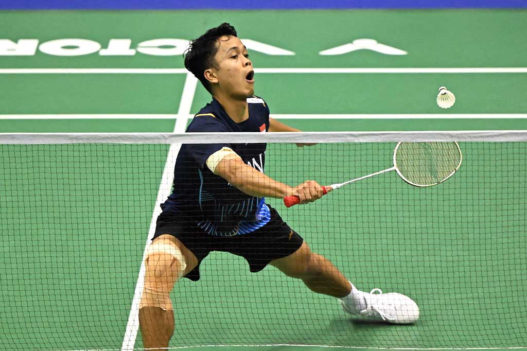 Pebulu tangkis tunggal putra Indonesia Anthony Sinisuka berusaha mengembalikan kok ke arah lawannya Su Li Yang (Taiwan) pada laga perempat final Hong Open, Jumat, 15 September 2023.