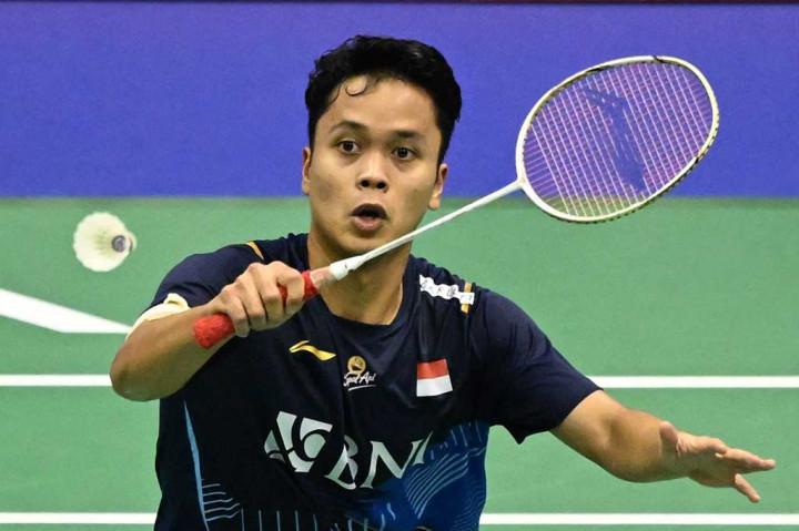 Ginting memastikan langkahnya ke semifinal Hong Kong Open 2023, setelah mengalahkan wakil Taiwan Su Li Yang pada laga perempat final yang berakhir dalam dua gim langsung 21-12, 21-16.