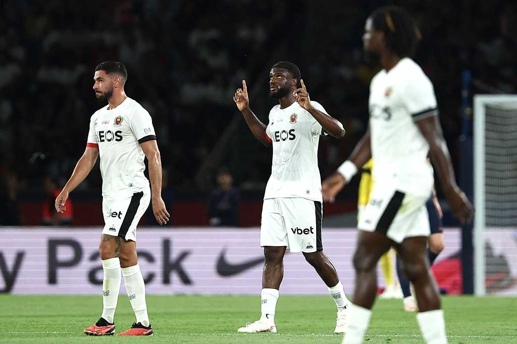 Bertindak sebagai tuan rumah PSG justru tertinggal terlebih dahulu melalui sepakan Terem Moffi yang gagal dijangkau penjaga gawang Gianluigi Donnaruma pada menit ke-21.