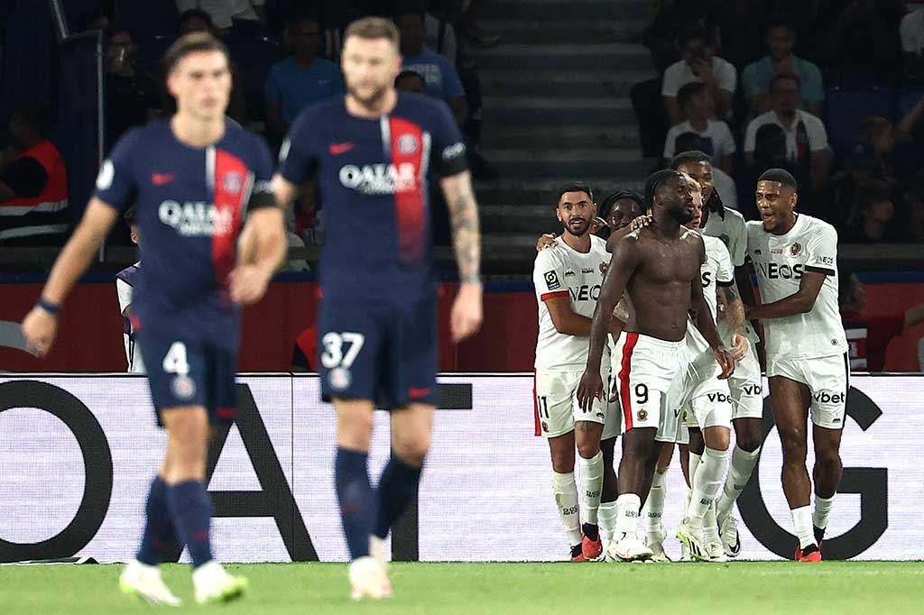 Moffi seperti menjadi mimpi buruk bagi Donnaruma. Pada menit ke-68, sepakan kerasnya bersarang di pojok kanan gawang Donnaruma dan membuat Nice unggul 3-1.
