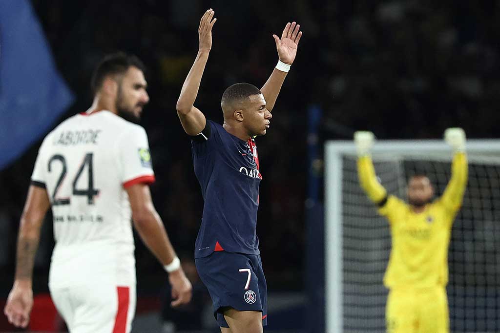 PSG hanya mampu memperkecil kedudukan melalui tendangan voli Mbappe pada menit ke-86 usai menerima umpan dari Randal Kolo-Muani.