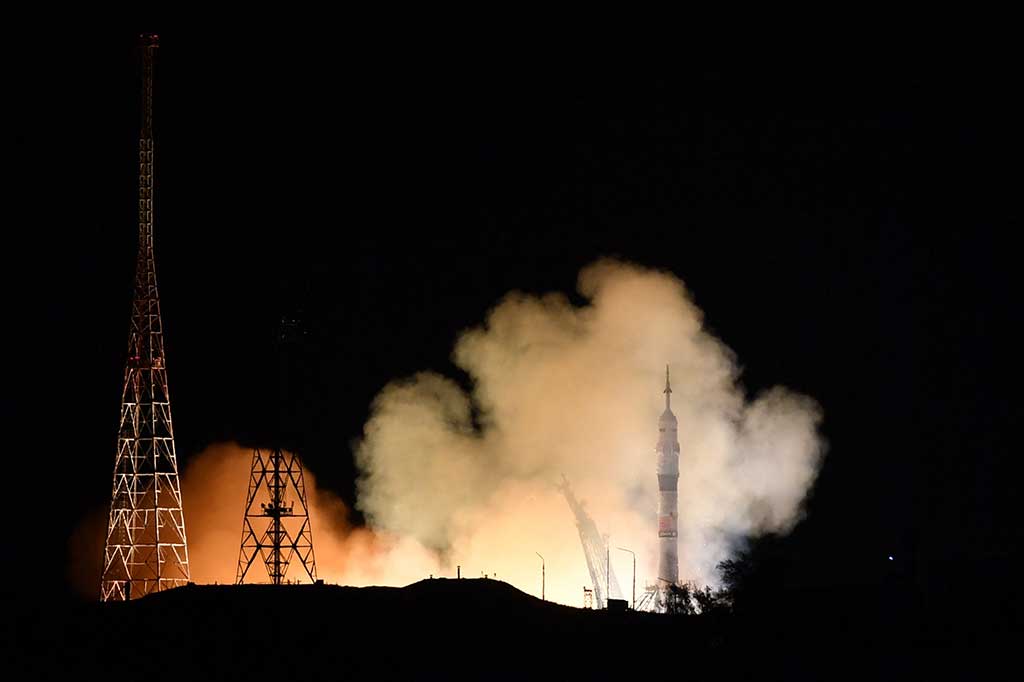 Pesawat ruang angkasa Soyuz MS-24 yang membawa awak Ekspedisi 70-71 Stasiun Luar Angkasa Internasional (ISS) yang terdiri dari astronaut NASA AS dan dua kosmonaut Rusia meluncur ke ISS dari kosmodrom Baikonur, Kazakhstan, Jumat, 15 September 2023 waktu setempat. 