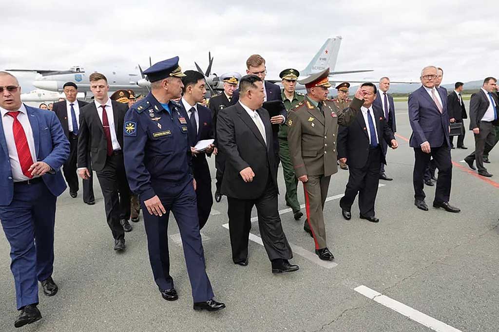 Pemimpin Korea Utara Kim Jong Un bertemu dengan Menteri Pertahanan Rusia Sergei Shoigu di Vladivostok, Sabtu, 16 September 2023.