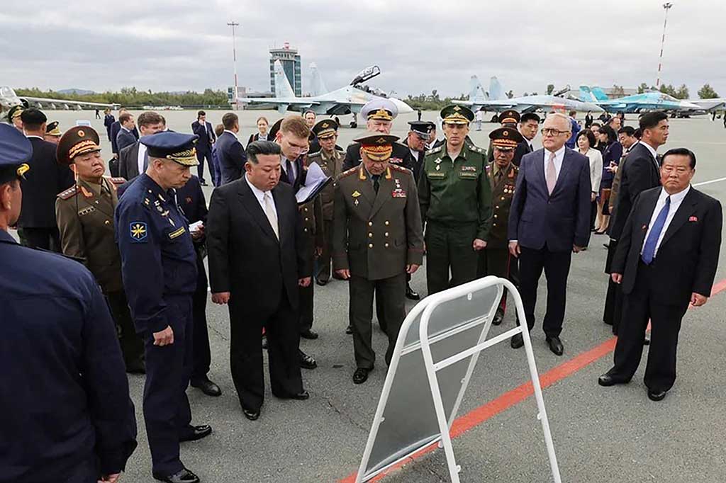 “Pemimpin Korea Utara Kim Jong Un tiba di lapangan terbang Knevichi di Vladivostok,” kata laporan itu, menambahkan bahwa Kim disambut oleh Shoigu dan seorang pengawal kehormatan.